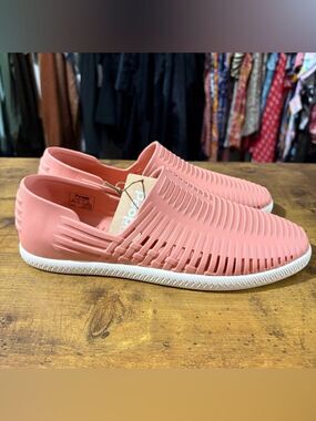 People Unisex Rio Loafters in Coral NWT M7/W9